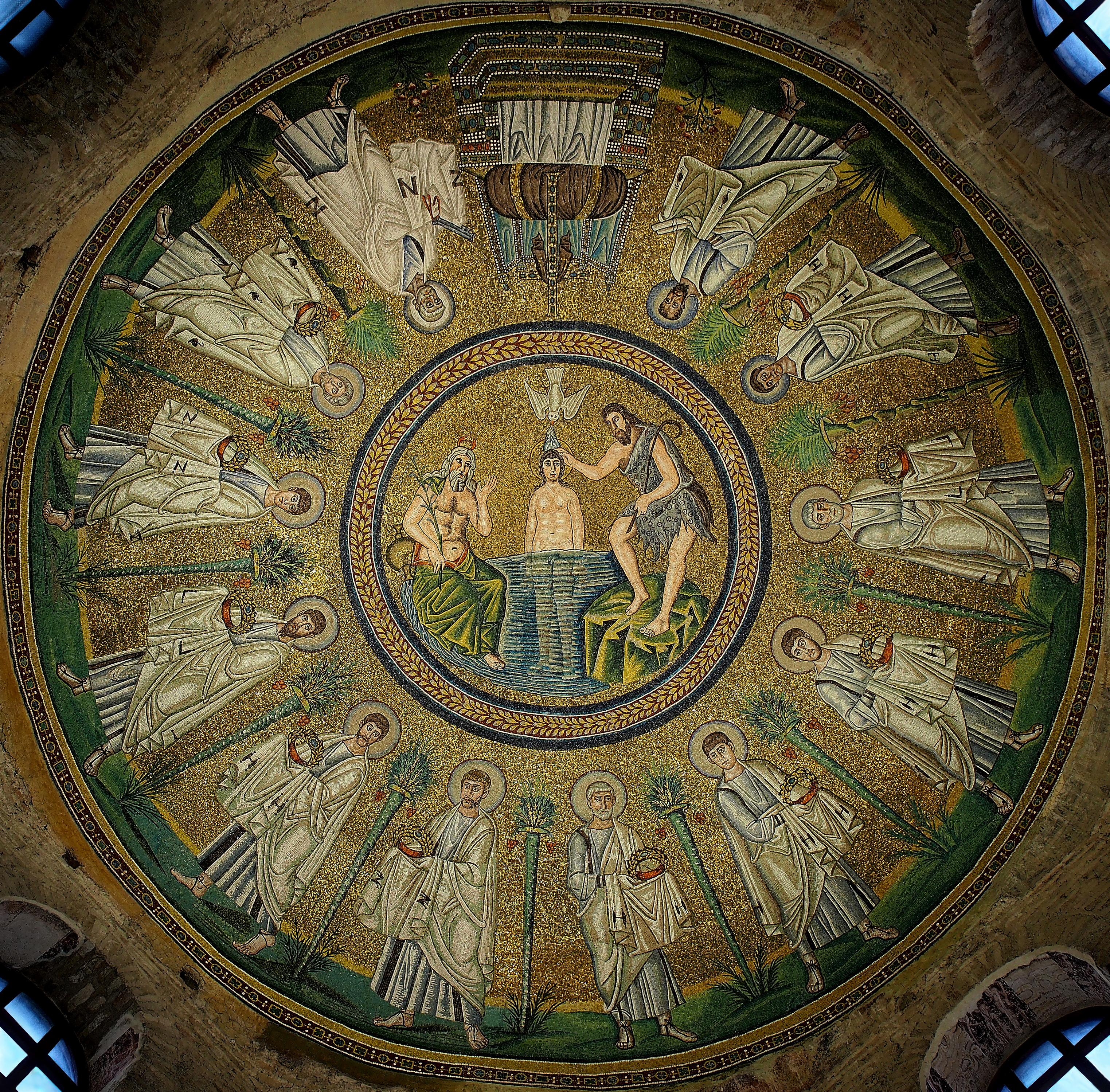 義大利拉溫納著名的阿利烏派洗禮堂（Arian Baptistery）穹頂馬賽克（五世紀末），中心描繪了施洗約翰在約旦河為基督施行洗禮的場景，是早期答問式洗禮信經實踐的藝術寫照。