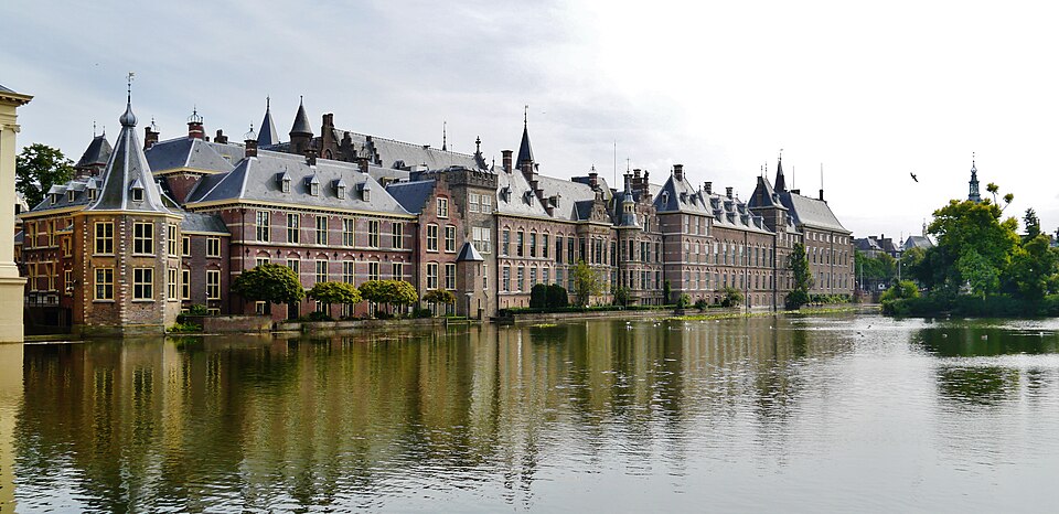 荷蘭國會大廈 (Binnenhof)，象徵高度協商與妥協的政治文化