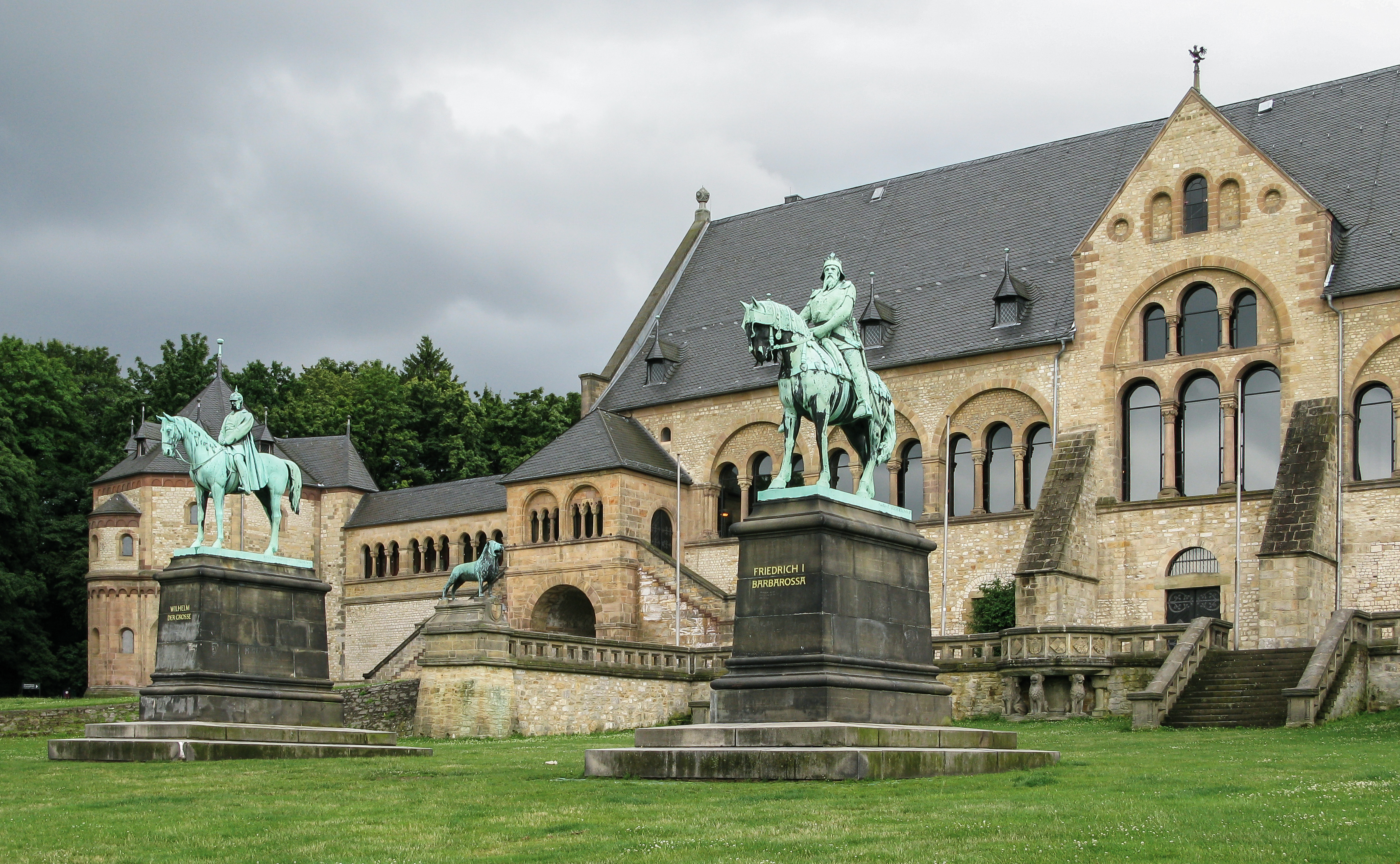 宏偉的戈斯拉爾帝國皇室行宮（Kaiserpfalz Goslar），由皇帝亨利三世建造，是薩利安王朝巡迴朝廷與政治中樞的核心後勤與行政基地之一