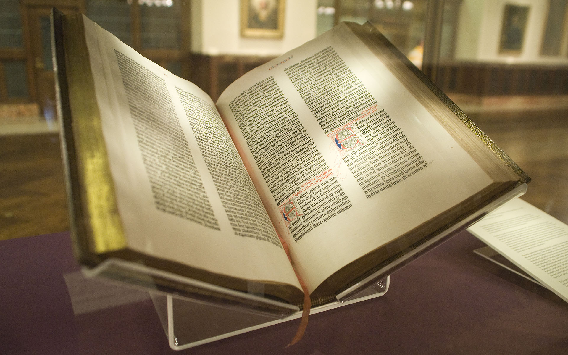 紐約公共圖書館珍藏的1455年《古騰堡聖經》（Gutenberg Bible）雙欄手繪頁面，採用了歐洲本土製造的高規格破布手抄紙，為印刷資本主義的擴張提供了最為關鍵的物質載體。