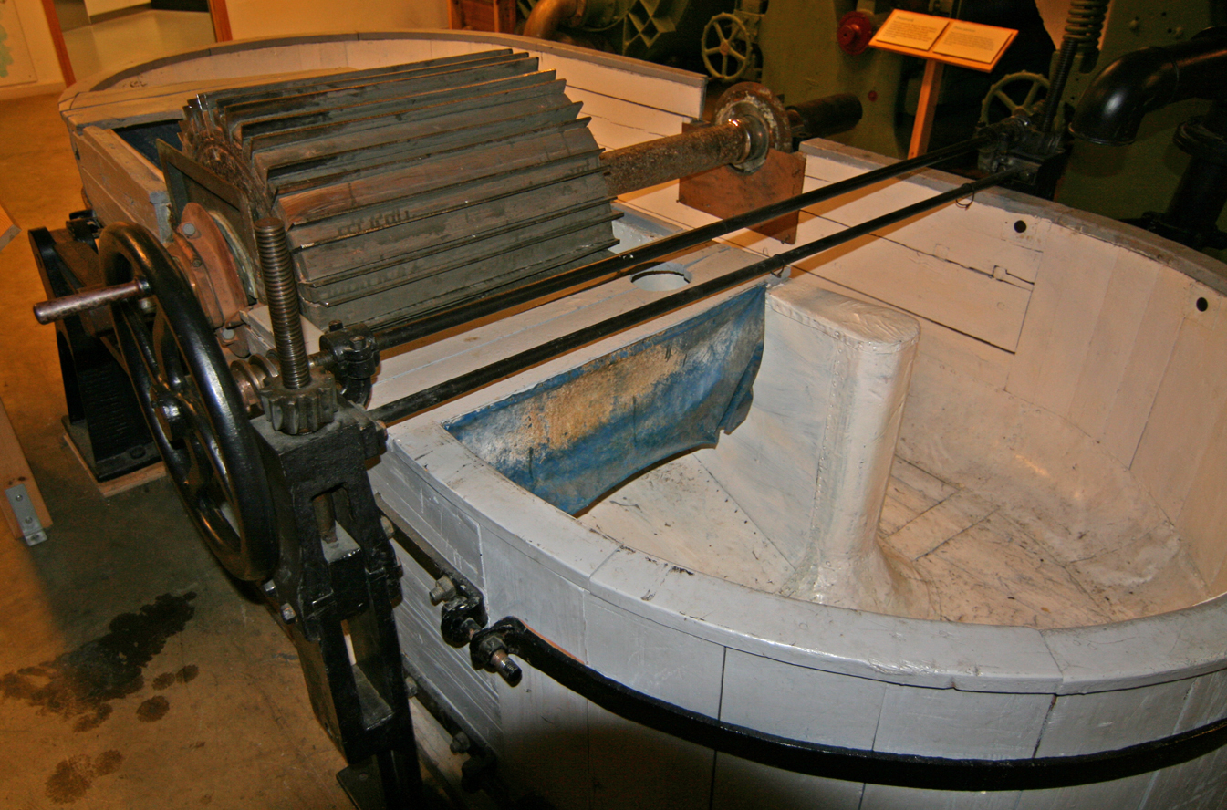 保存於造紙歷史博物館中的經典「荷蘭式打漿機」（Hollander Beater），其藉由旋轉金屬刀片進行碎布纖維的原纖化處理，徹底革新了沿用數百年的槌擊製漿工藝。